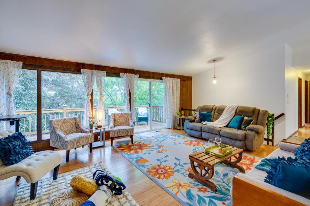 Lake Forest Park House | Private Deck & Ample Space! Lake Forest Park Home