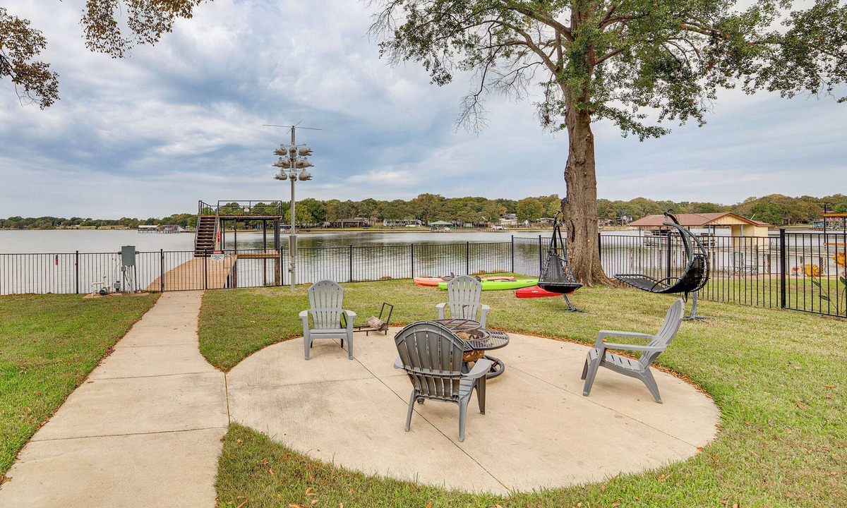Enchanted Oaks House | Private Dock & Yard! Modern Getaway in Mabank