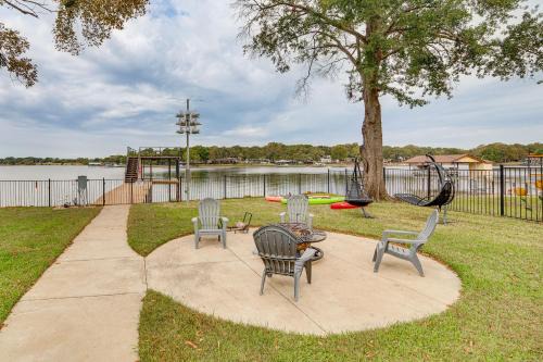 Enchanted Oaks House | Private Dock & Yard! Modern Getaway in Mabank