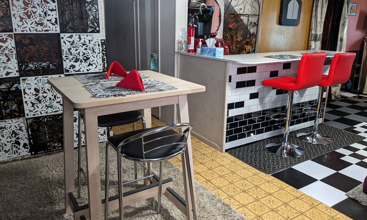 Kennydale Bed & Breakfast | Private, free parking and laundry. Centrally located to everything The Roadhouse