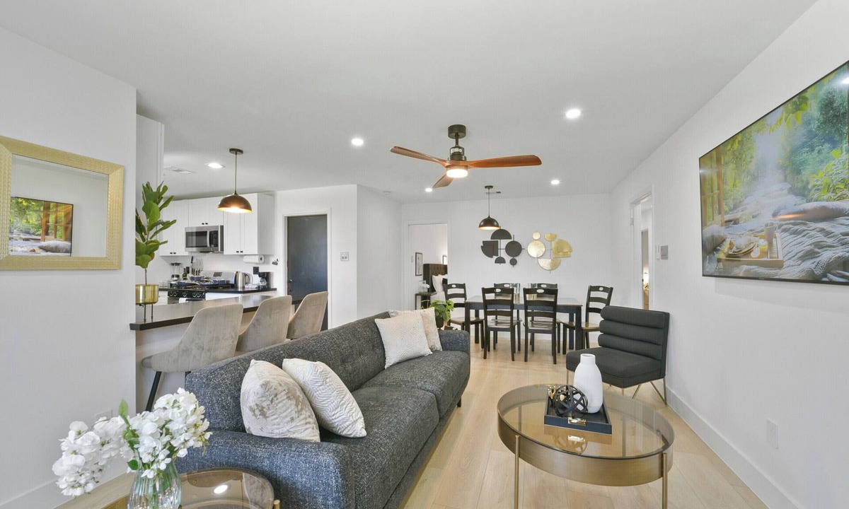 Garden Oaks House | Private home sleeps 6 with fenced yard, fast WiFi, modern smart TVs, and ample parking + 2-car garage—near the Heights & Downtown. Includes a primary king ensuite for added privacy.