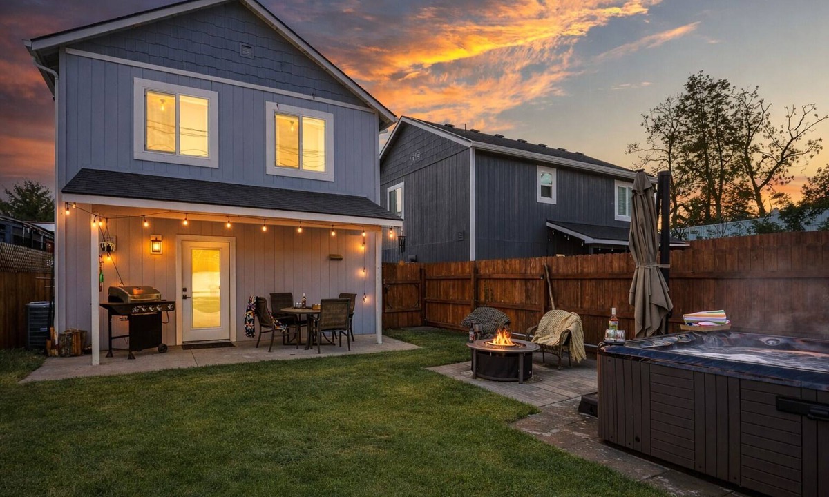 Chelan House | Private hot tub/Close to town/Cozy and pet friendly