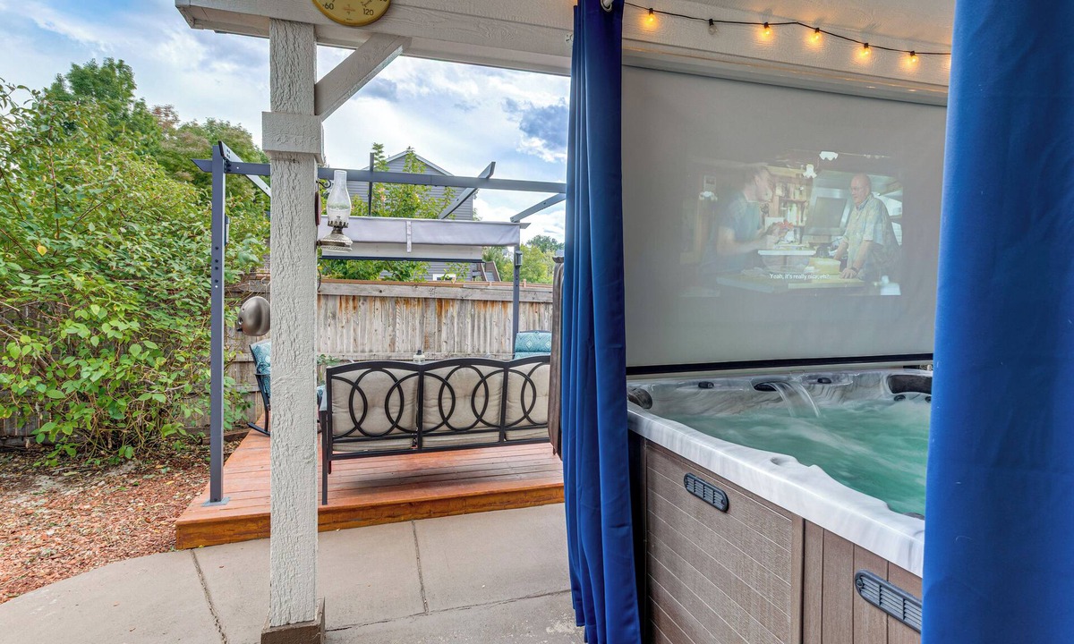Prides Crossing Cottage | Private Hot Tub w/Projector: Modern Aurora Home