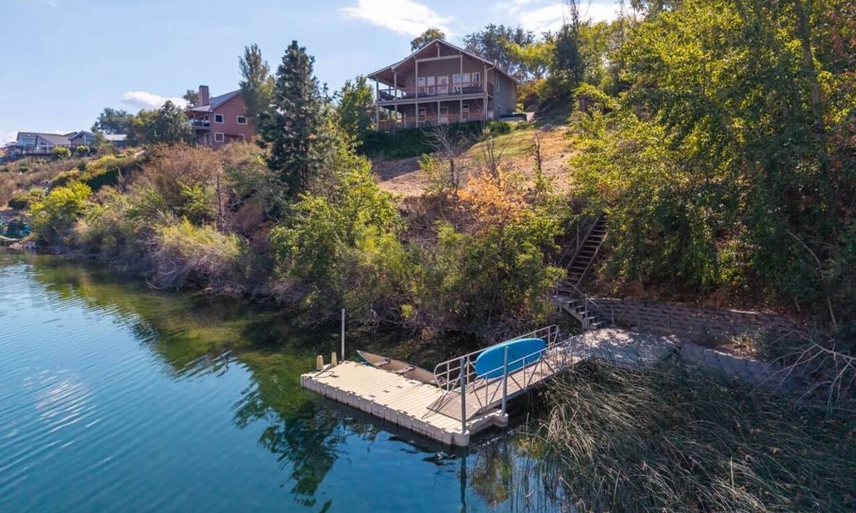 Manson House | Private Lakefront Retreat - Hot Tub - Dock - EV Charger - Near Lake Chelan