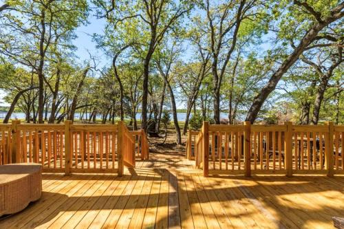 Corsicana House | Private Lakeside RV Escape with Hot Tub