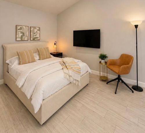 Babcock North House | Private modern guesthouse, near La Cantera/Medical Center