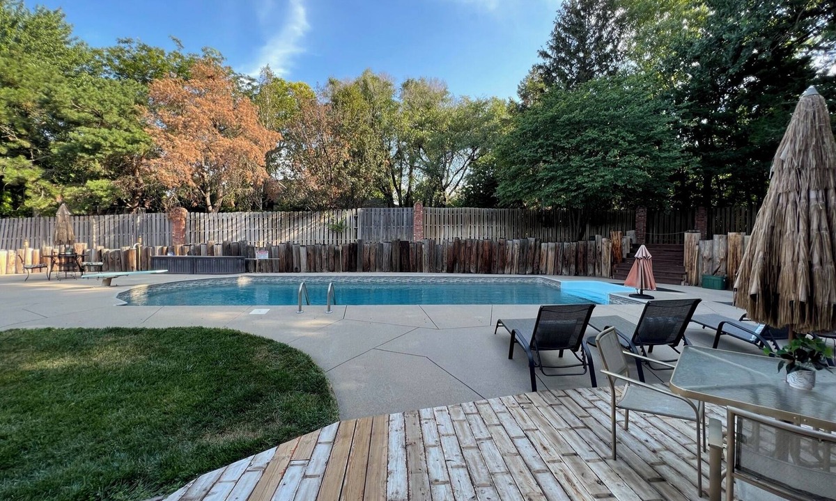 Lincoln House | Private Resort Lodge: Pool-Hot Tub—Billiards-Ping Pong-170 gift basket! 5500sf.