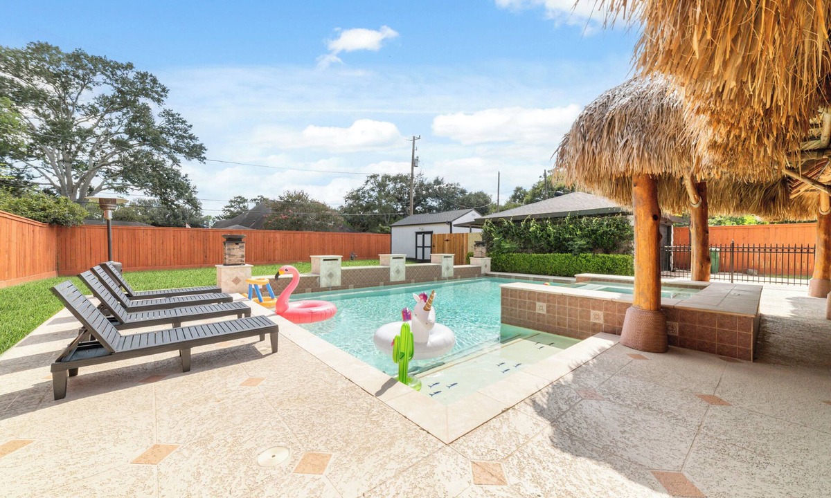Westbury House | Private Resort-Style Pool, Tiki Cabana Paradise 3BR/2BA Near NRG Stadium