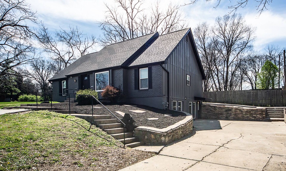 Platte Woods House | Private Retreat 7BR 5 King Beds Hot Tub Game Room