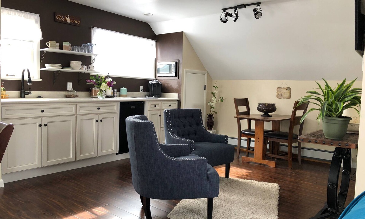 Laramie House | Private Studio with A/C , Soaking Tub · Walk to UW & Downtown