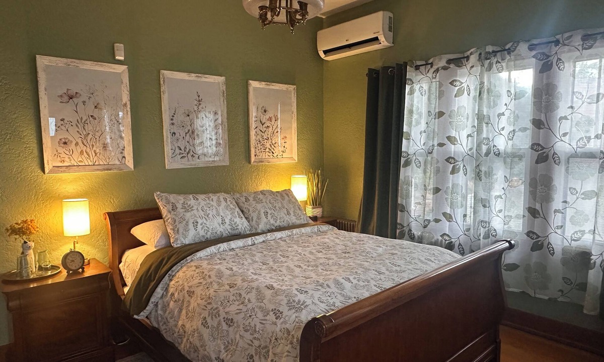 Silver Hill Apartment | Private Suite in Historic Home - walk to UNM Football+Basketball, Hospitals