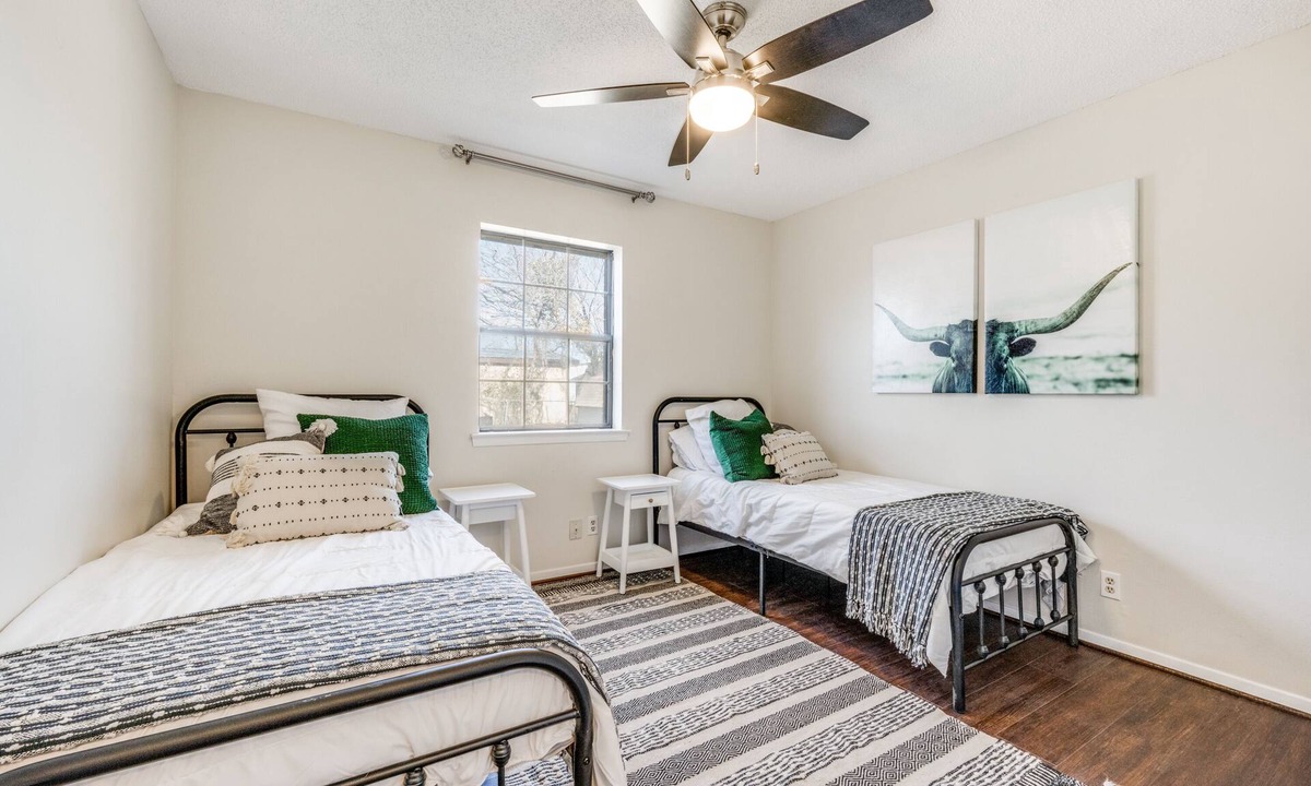 Justin House | Quaint City of Justin STEPS away- 5 Min to raceway. Just remodeled Dog friendly