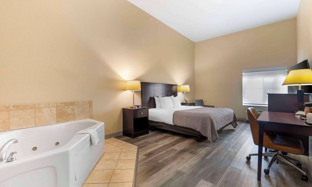 Groesbeck Hotel | Quality Inn & Suites Groesbeck North