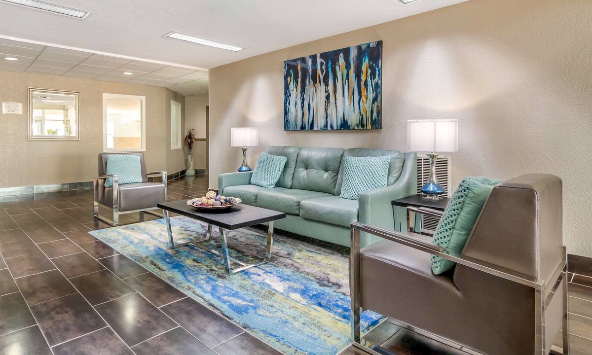 Waldron Hotel | Quality Suites Kansas City International Airport
