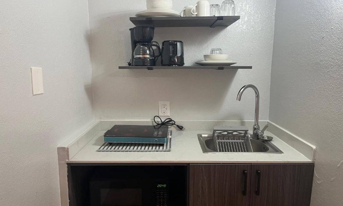 Grants Apartment | Queen Bed|ADA|RI Shower|Kitchen