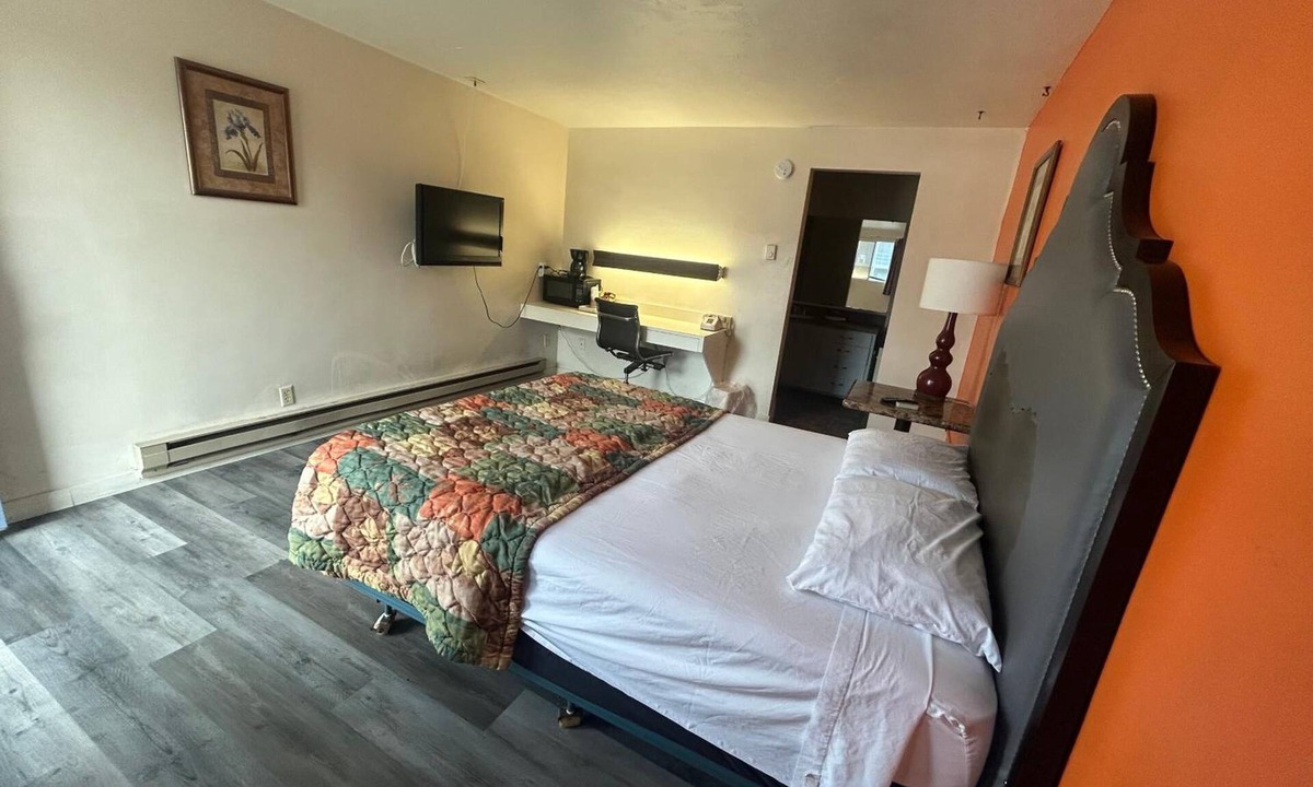 Walla Walla Hotel | Queen Bed Room in Walla Walla Wine Country | Pet Friendly Stay | Free Parking!