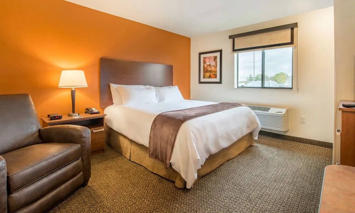 Loveland Hotel | Queen Room w/Kitchenette near Boyd lake state park