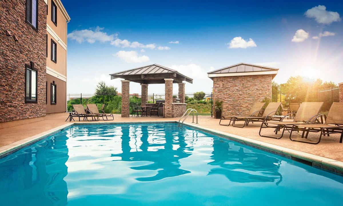 White Settlement Apartment | Queen Studio w/Full Kitchen | Pool + Breakfast