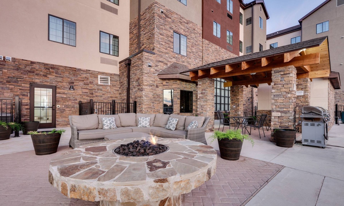 Schertz Apartment | Queen Studio w/Kitchen | Pool & Gym + Breakfast