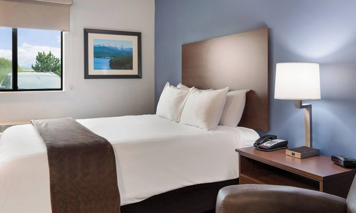 La Vista Hotel | Queen Suite w/Kitchen & Recliner Near Omaha’s Best Attractions and Landmarks