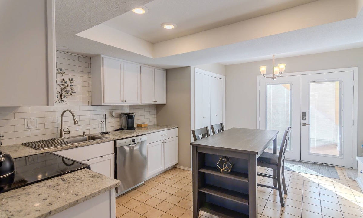 Bedford House | Quiet 3bd/2.5 bath near DFW Airport, Running Trails, Sports & Entertainment