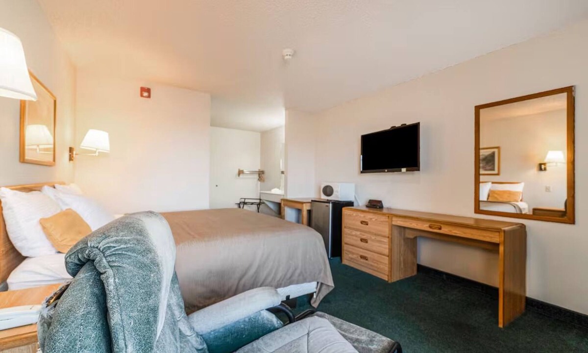 Texhoma Hotel | Quiet & Peaceful Stay! King Room w/Desk – Ideal for Budget Travelers