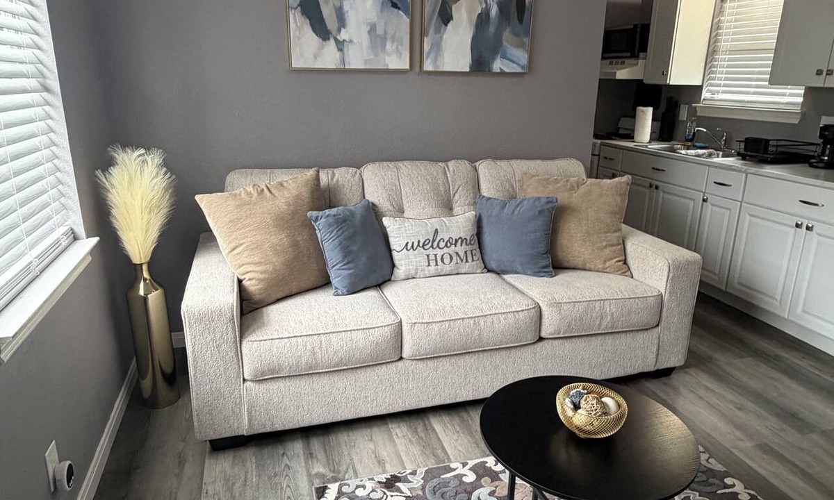 Brazoria Apartment | Quiet Private Guesthouse Near Plants & Hospitals – The Rouge Door