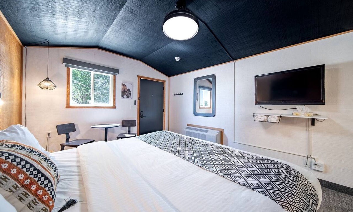 Pinnacles Entrance Badlands Cabin | Quiet Remodeled Ground-Floor Cabin with Private Entrance Near Wall Drug – Wall, South Dakota
