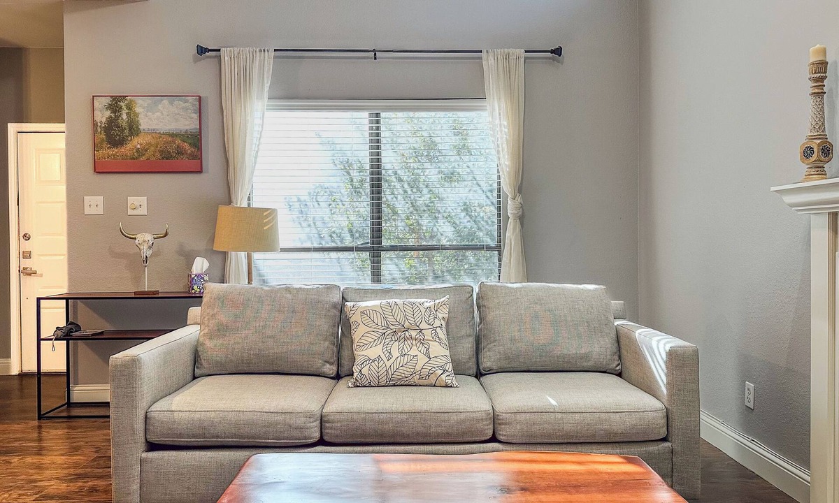 Lake Highlands Condo | Quiet & Spacious 2-BR, 1-car garage