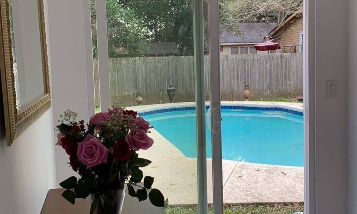 Broadmoor House | Quiet studio by the gardens with in-ground pool access, registered guests only.