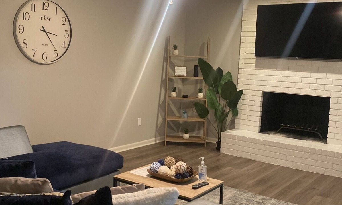Fondren House | Quiet Townhome close to Bars, Hospitals, and Football Stadium