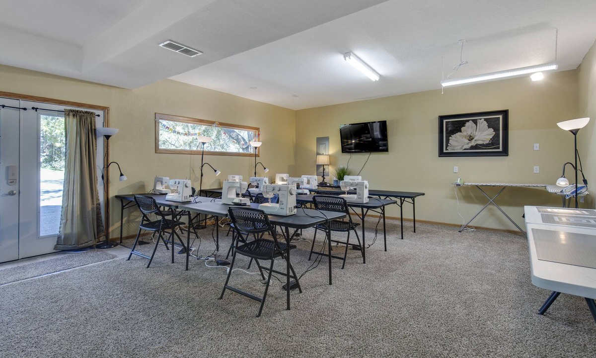 Hamilton House | Quilter's Paradise Retreat @Home Inn Hamilton. Great for retreating and relaxing