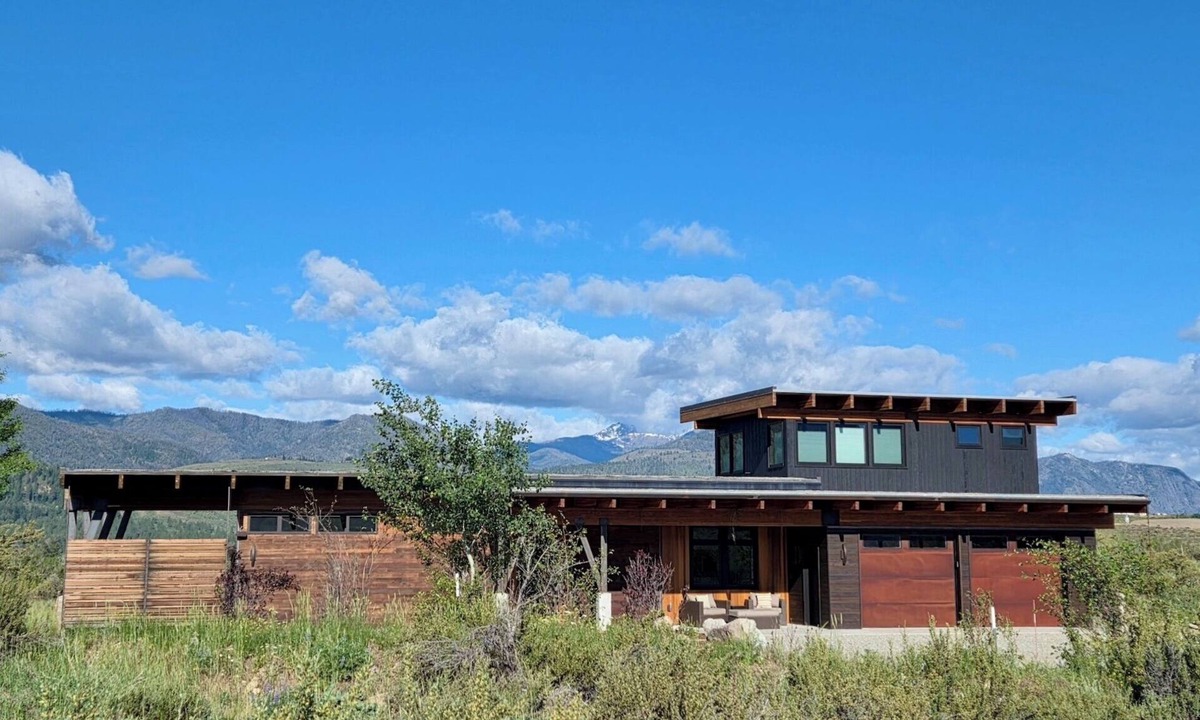 Winthrop House | Rain's End-Breathtaking Views, Close to Winthrop!