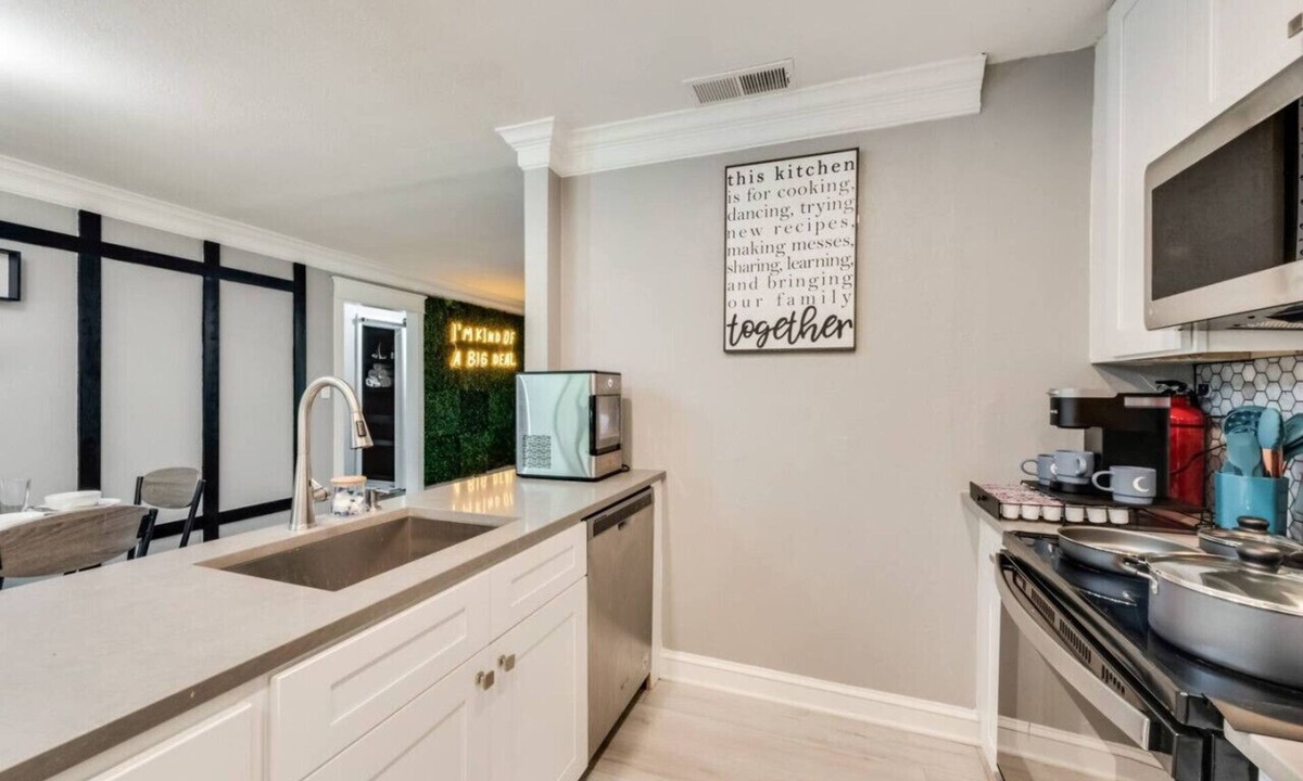 South Arlington Cottage | Rare Exclusive Retreat Private Hot Tub King Bed