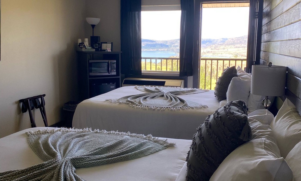 Davenport Apartment | Recently Renovated With Stunning Lake Views!