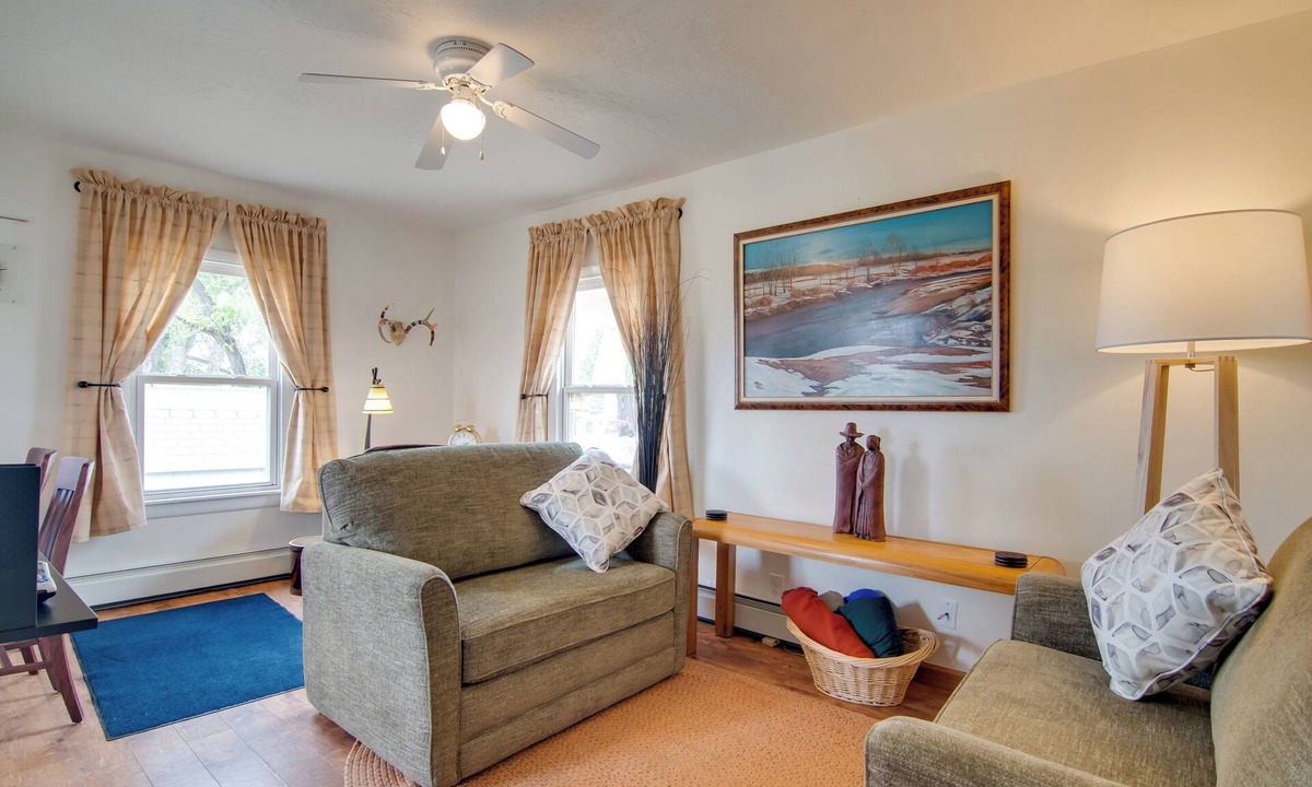 Laramie House | Red Gates Cottage 3 Miles to University!