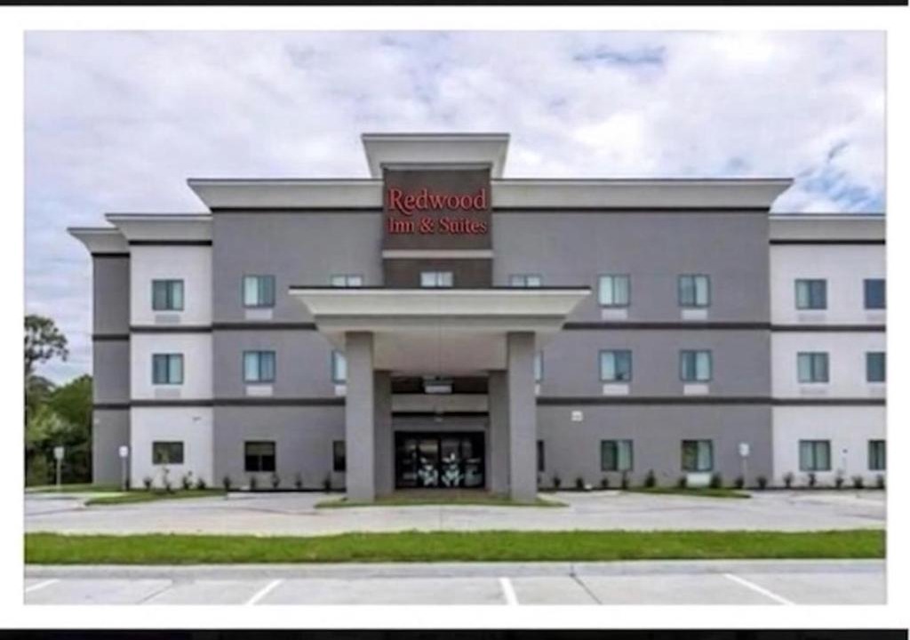 Barrett Hotel | Redwood inn & Suites Crosby