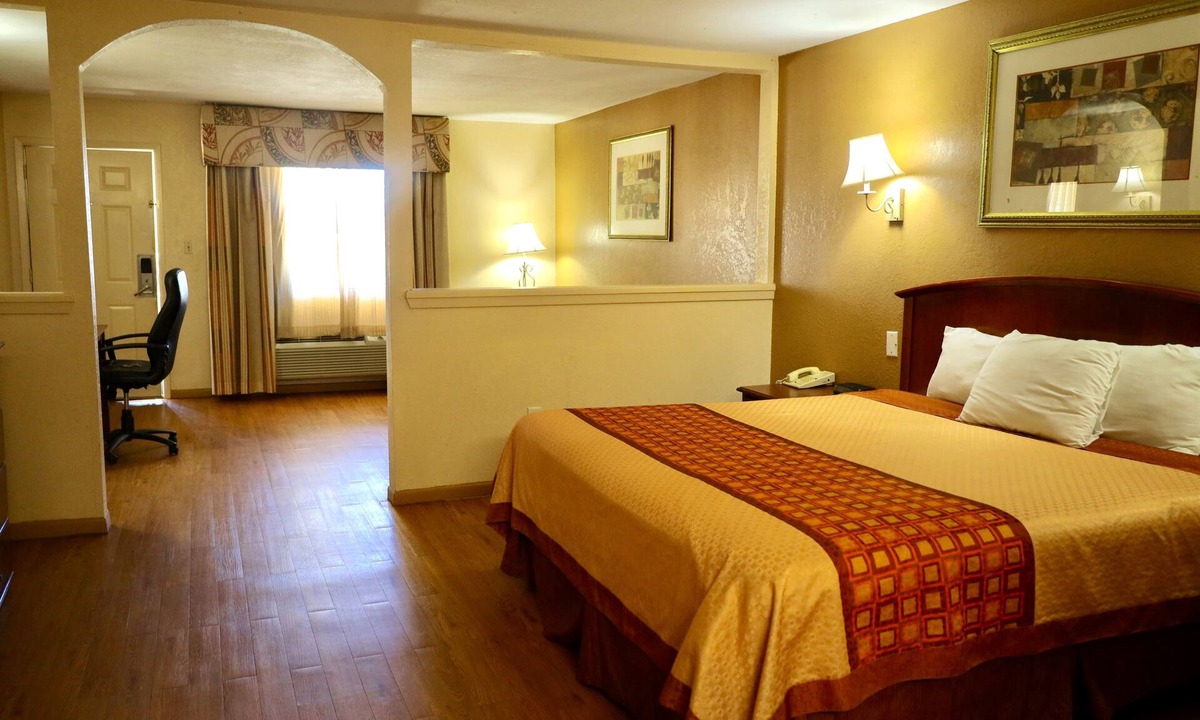 Gladewater Hotel | Regency Inn & Suites