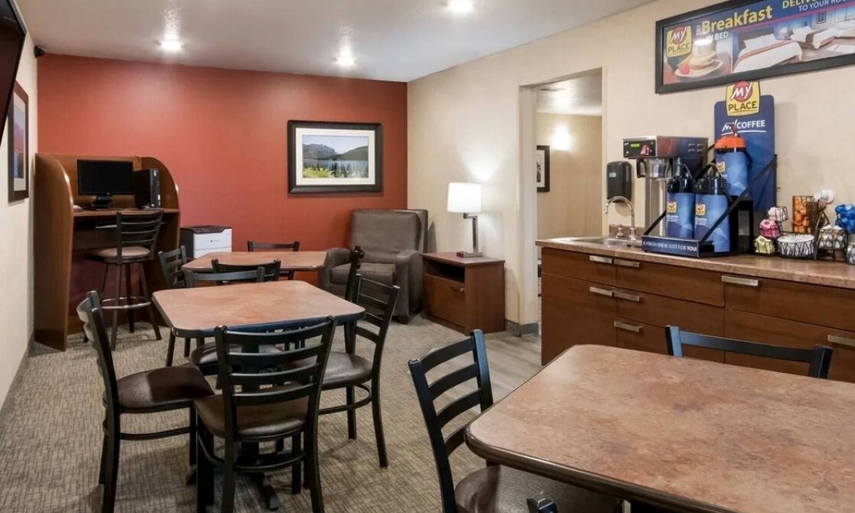 Altoona Hotel | Relax After Adventure in a Comfy Room w/Kitchen Close to Dining