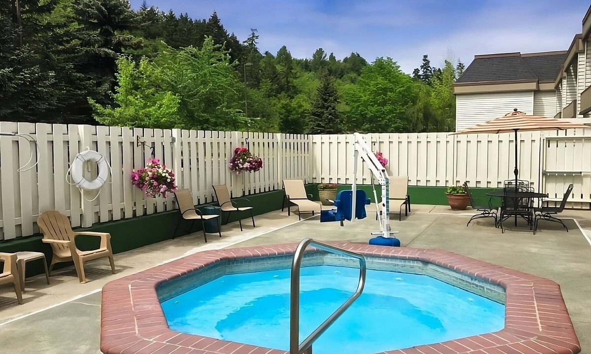 Poulsbo Hotel | Relax and Recharge in Poulsbo! Free Parking, Pet-friendly Property