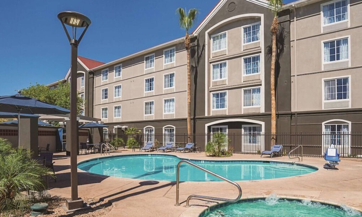 Ahwatukee Foothills House | Relax and Unwind! Free Breakfast, Free Parking, Onsite Pool