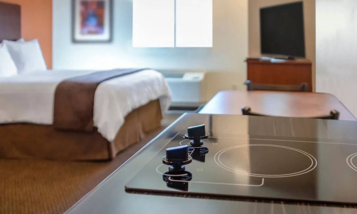 Sioux Falls Hotel | Relax in a Comfy Room Close to Falls Park – Only 3.9 Miles Away