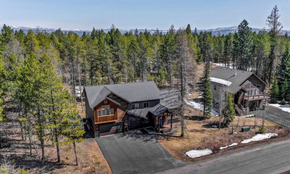 Donnelly Cabin | Relax in Style | Chic Home w/Hot Tub + Mountain Views