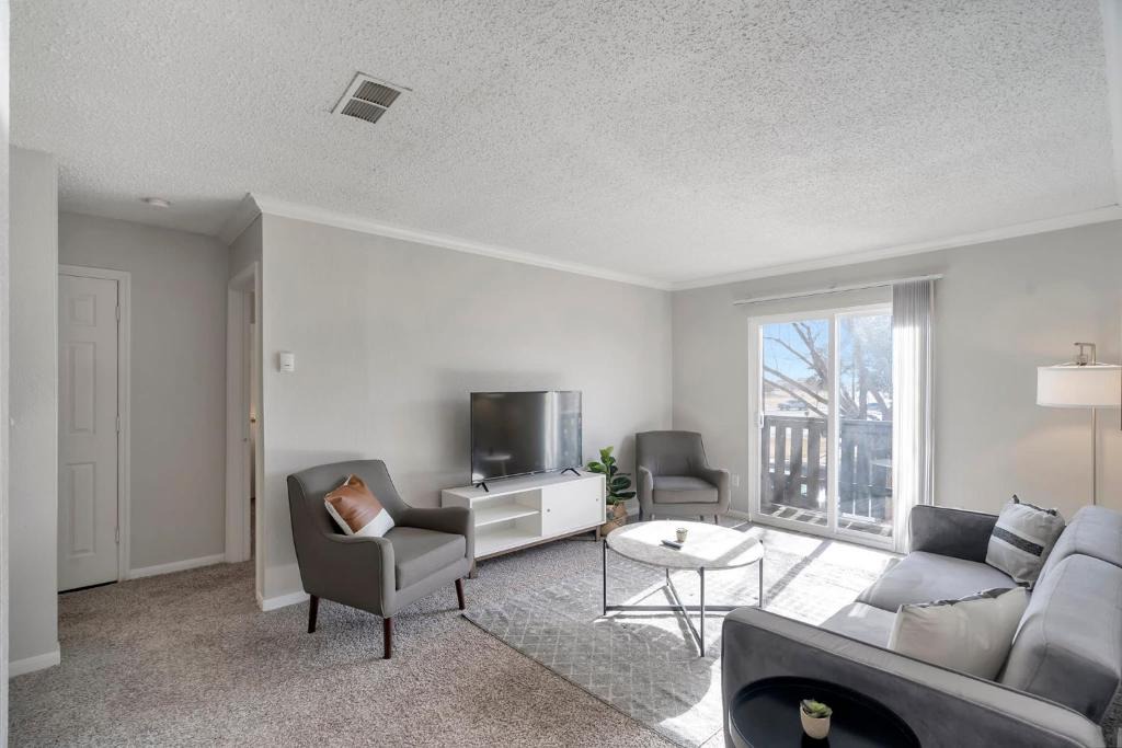 Midland House | Relaxing 1BR Suite and Swimming Pool