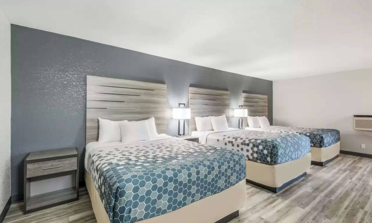 Lovington Hotel | Relaxing Family Ready Room Near Downtown | Free Onsite Parking