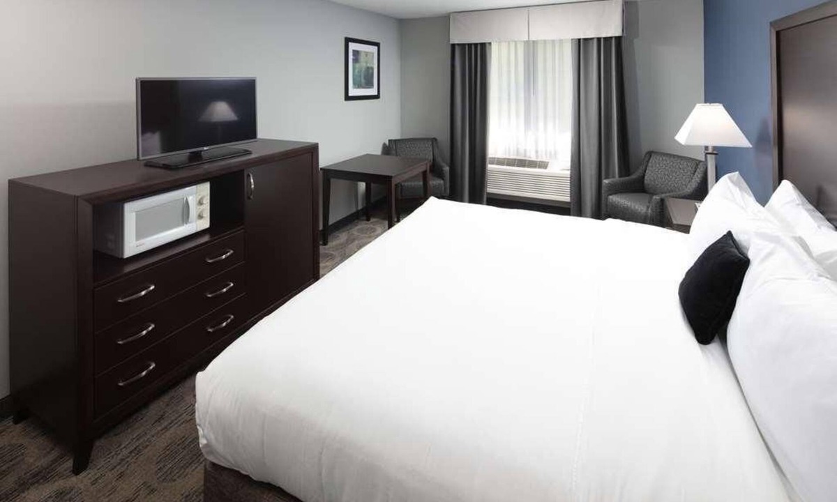 Sequim Hotel | Relaxing Getaway! Free Breakfast, Minutes to Sequim State Park!