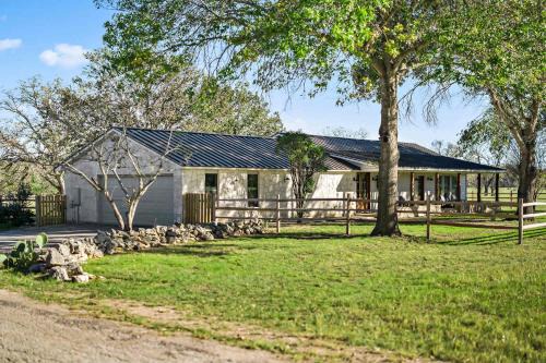 Boerne House | Relaxing Hill Country Home - Firepit - Patio