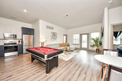 Addicks Apartment | Relaxing Houston Getaway 2 King Suites Game Ro