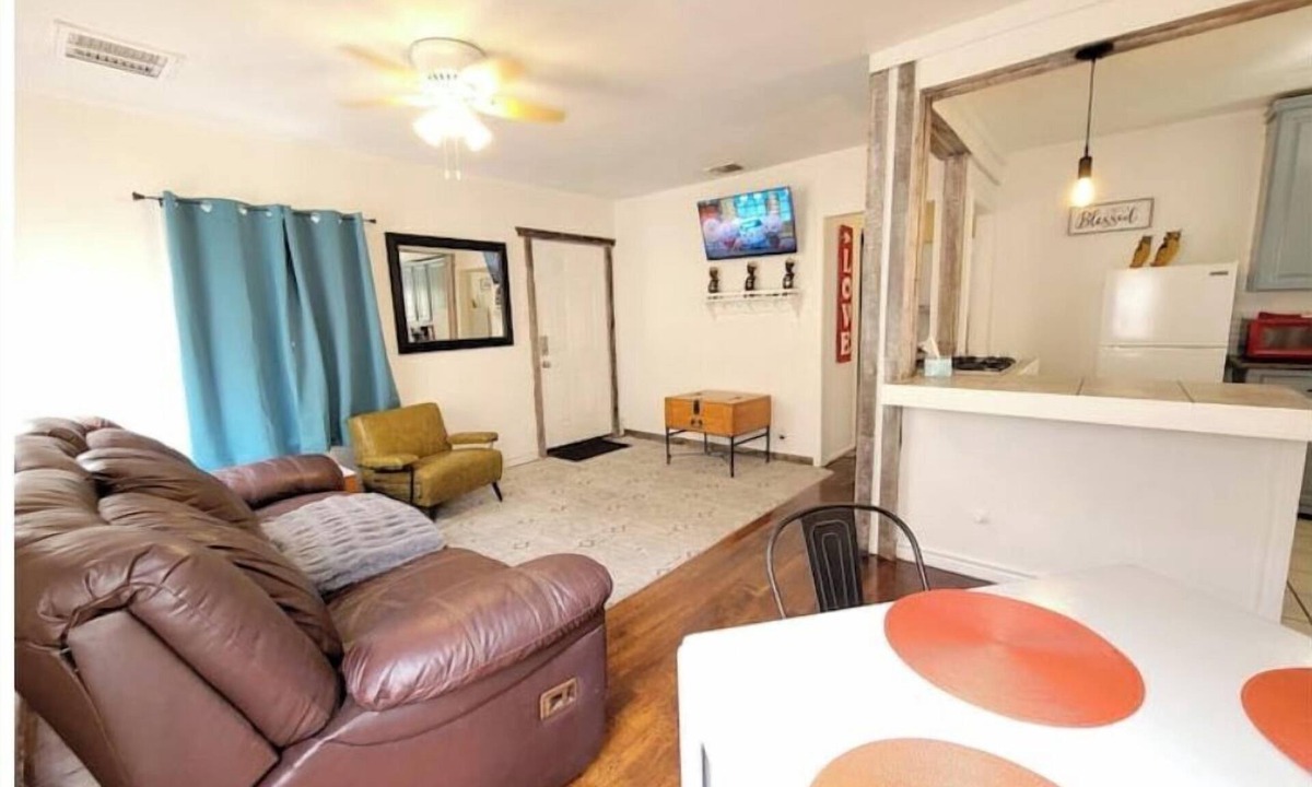 Denver Heights House | Relaxing KING bed & 2 queen beds 1 mile to Downtown Riverwalk
