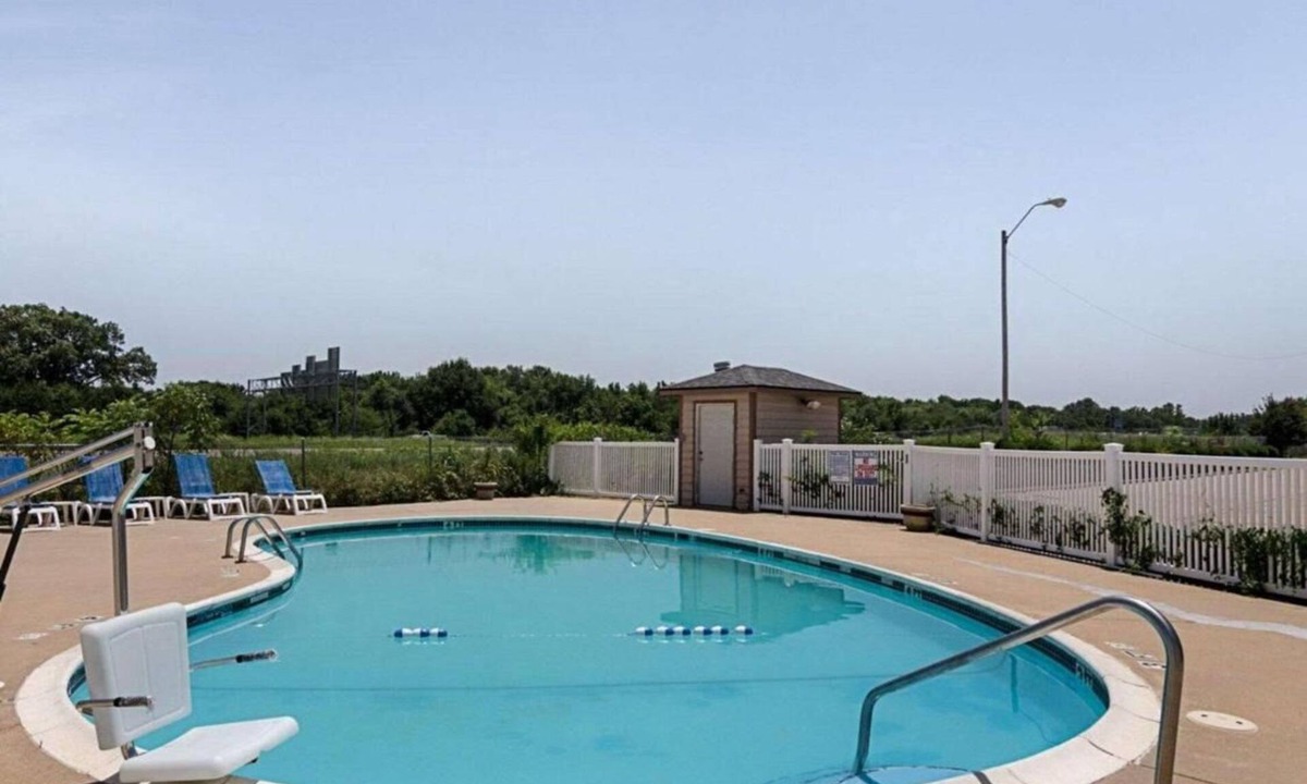 Van Buren Hotel | Relaxing Pet Friendly Room Perfect for a Relaxing Couple Getaway